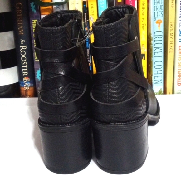 BARETRAPS HENSLEY BLACK BLOCK HEEL ANKLE BOOTS SIZE 6.5 NWT - Picture 3 of 11